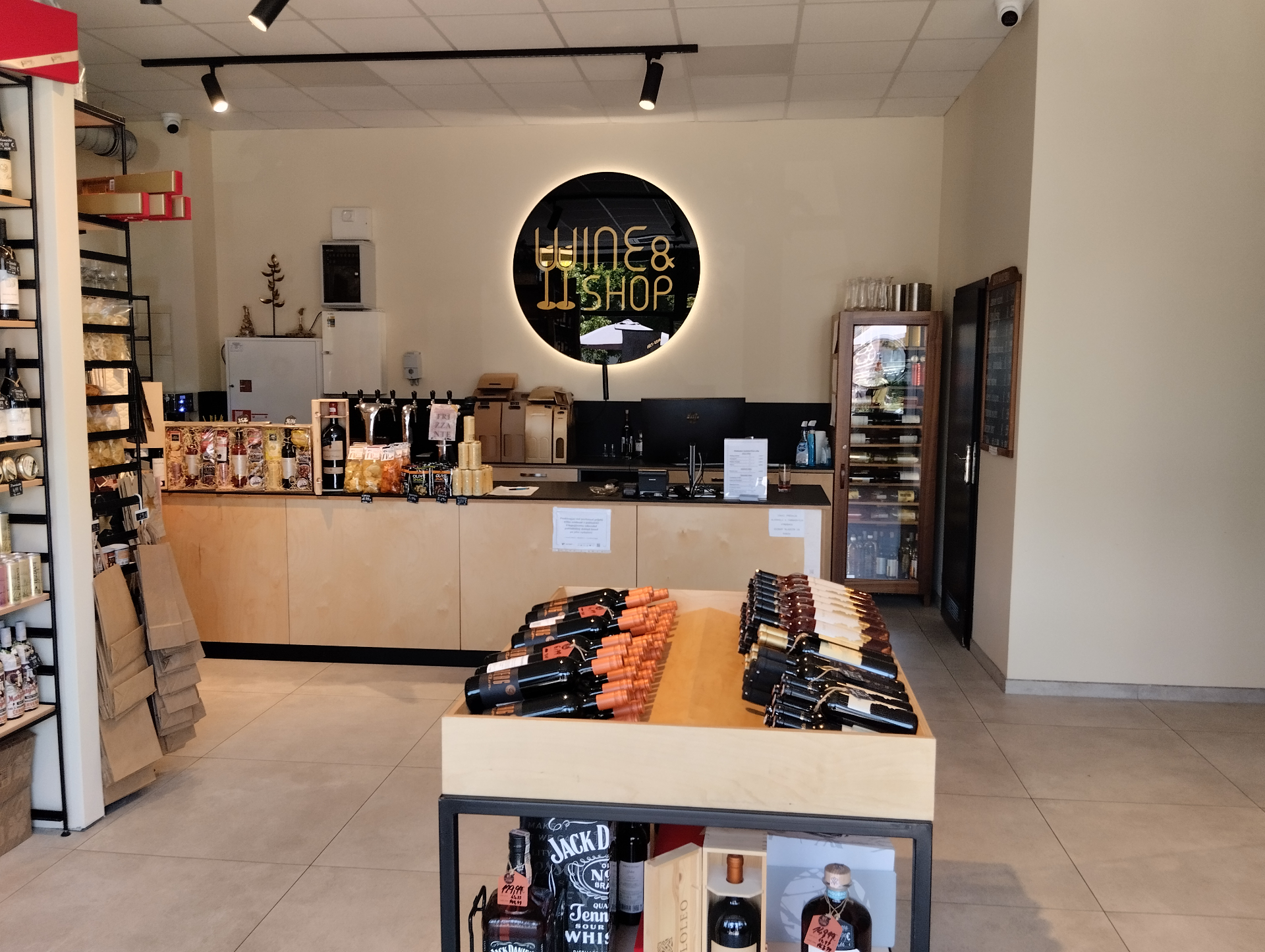 Interiér predajne s barom a značkou Wine & Shop